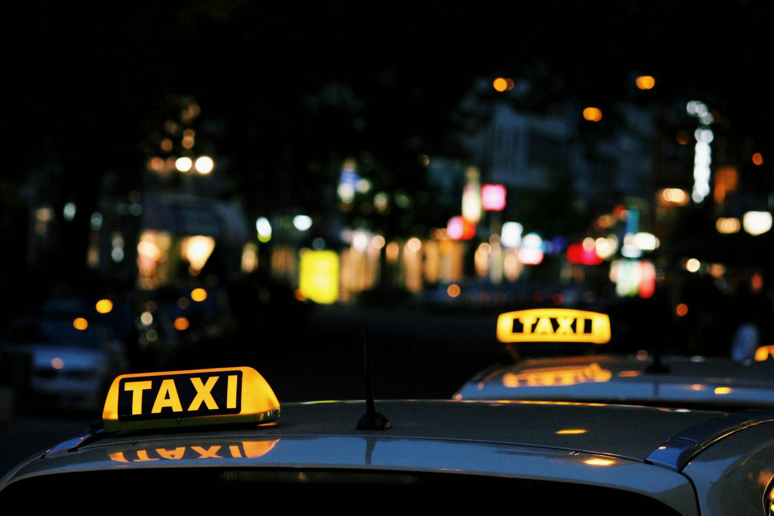 images of taxi lights ready to go because they have the support of a taxi call answering service