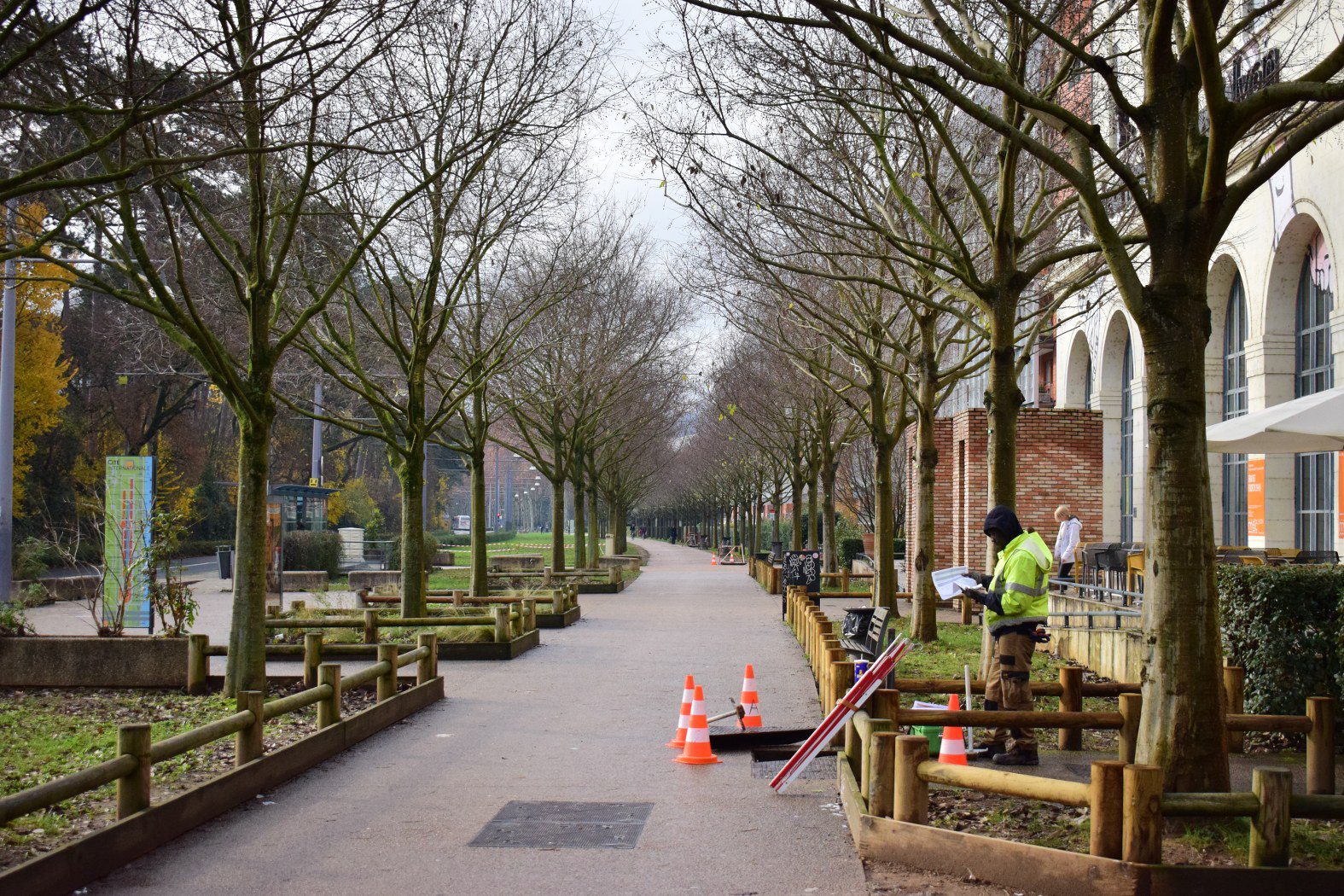 image of a street crew highlighting the importance of a government agency answering service to keep street maintenance running smoothly