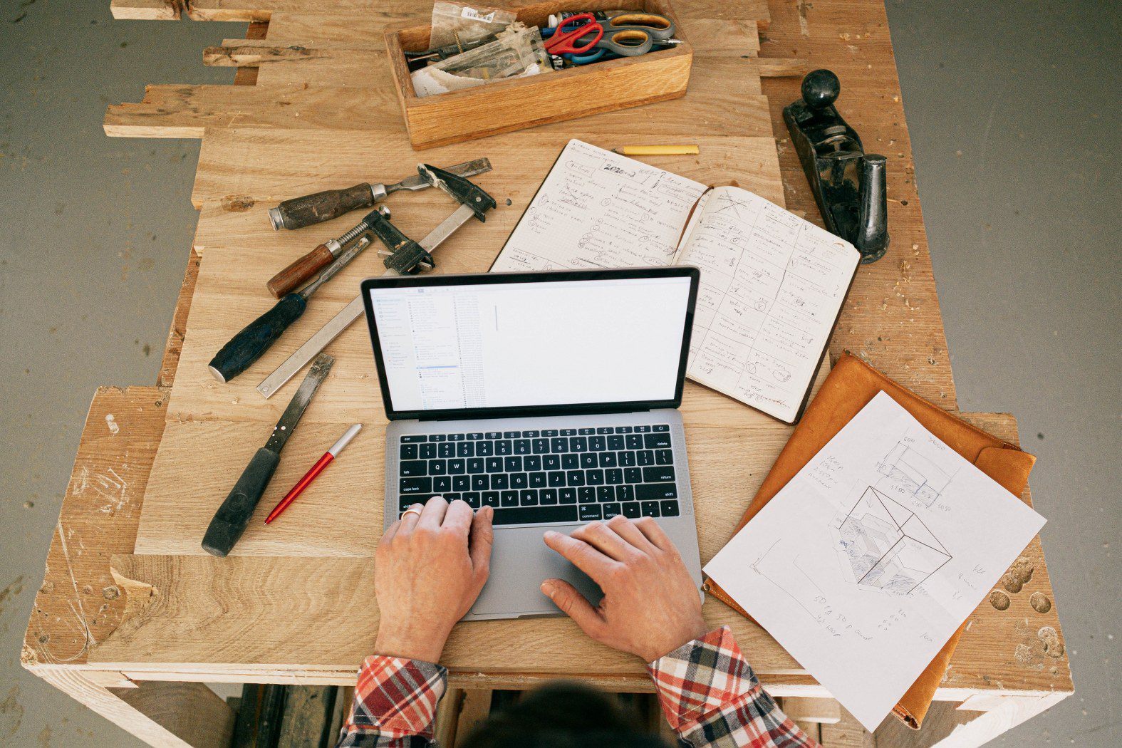 image of a busy contractor workspace in need of an answering service for carpenters